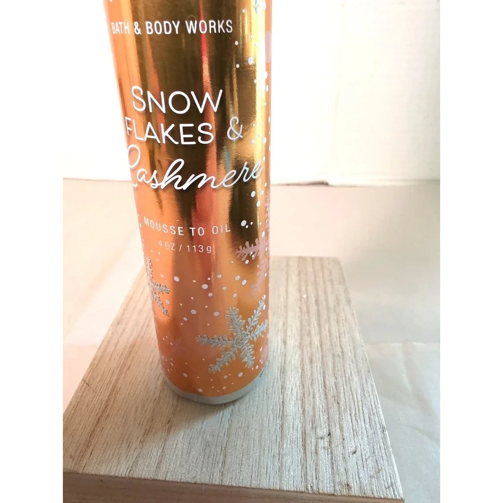 Rare New Bath &  Body Works Snow Flakes and Cashmere  Mousse To Oil 4oz
